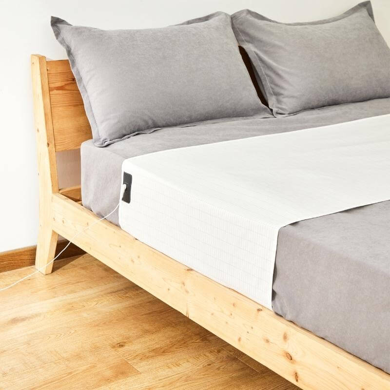 Jordningslakan tvärs över sängen